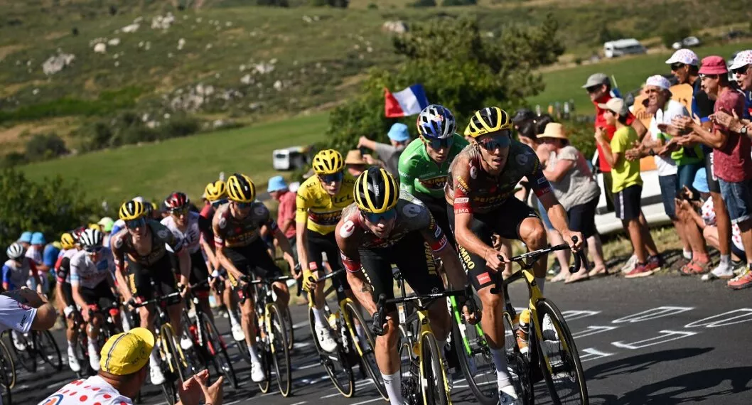 Ciclistas en la etapa 14 del Tour de Francia ilustran nota sobre clasificación general