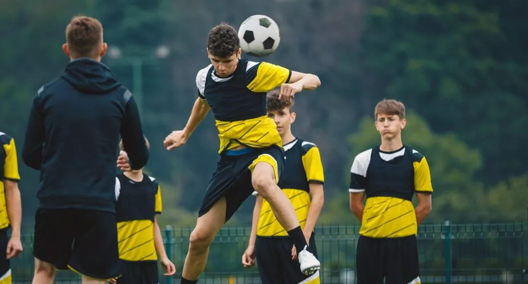 Prohibirán dar cabezazos al balón en partidos de fútbol infantiles de Inglaterra