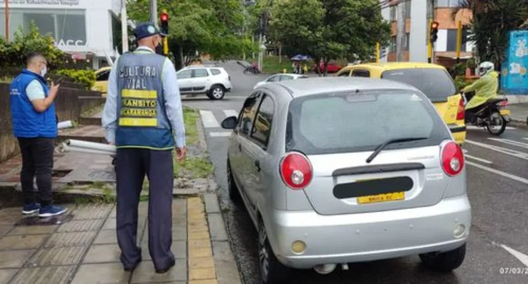 Imagen de un carro en Bogotá: a propósito que a 16.941 bogotanos les embargarán cuentas bancarias por multas de tránsito