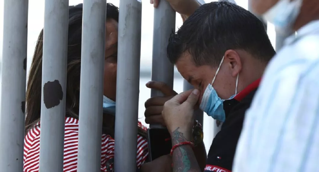 Reclusos y sus familiares padecen por la zozobra de un nuevo motín en una cárcel de Ecuador.