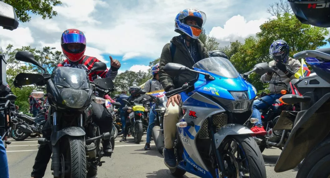 Qué dice la nueva ley que ya no le exige a los conductores de moto en Bogotá tener el casco en sus placas.