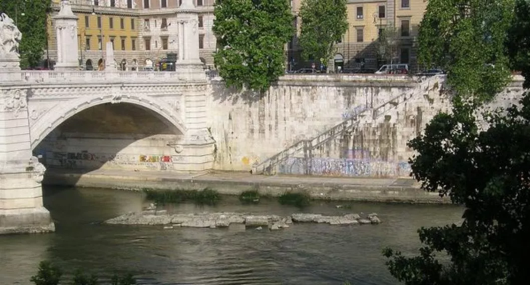 Imagen del histórico puente que dejó al descubierto la sequía en Italia