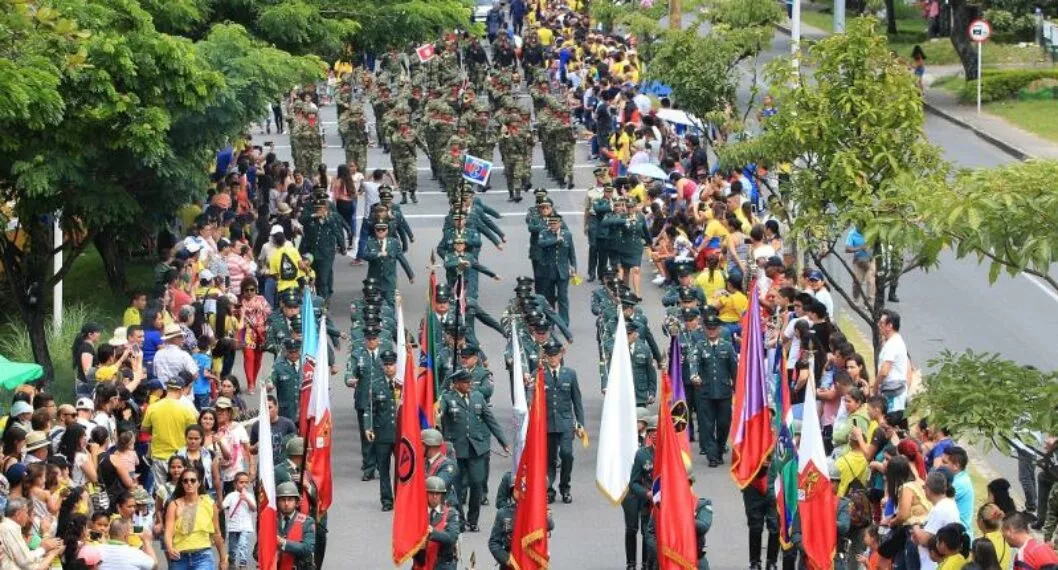 Imagen de un desfile a propósito del 20 de julio y así puede ver el desfile militar en Ibagué y por qué se celebra