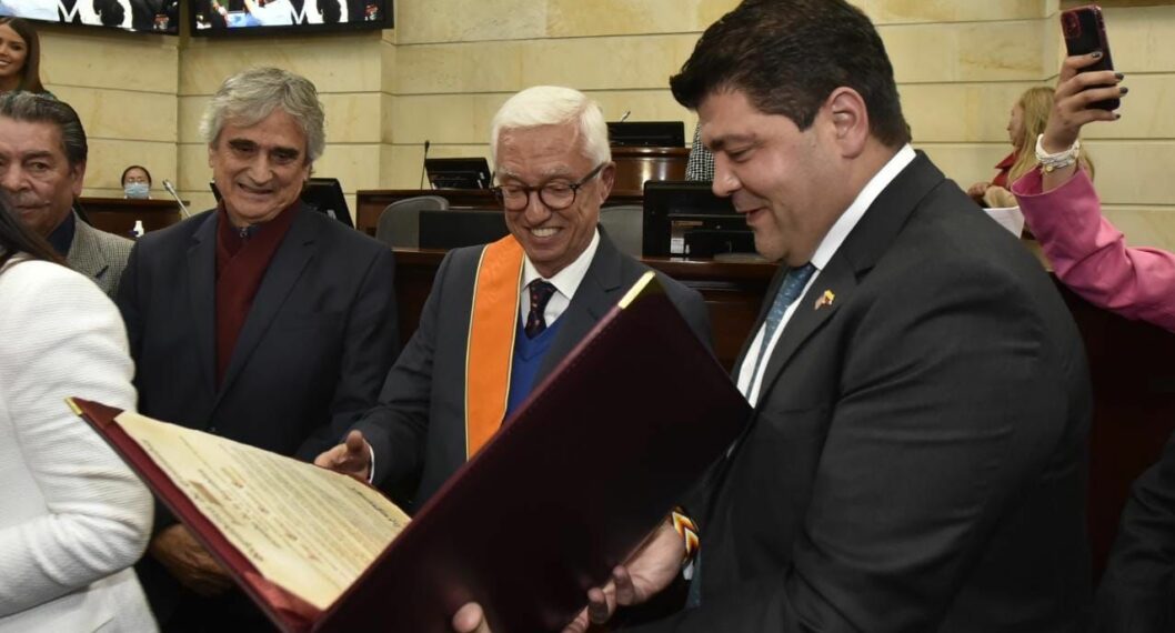 El Senado de la República confirió la Orden de Congreso en el Grado de Gran Cruz con placa de oro al senador Jorge Enrique Robledo , como reconocimiento a su labor legislativa en beneficio del país.