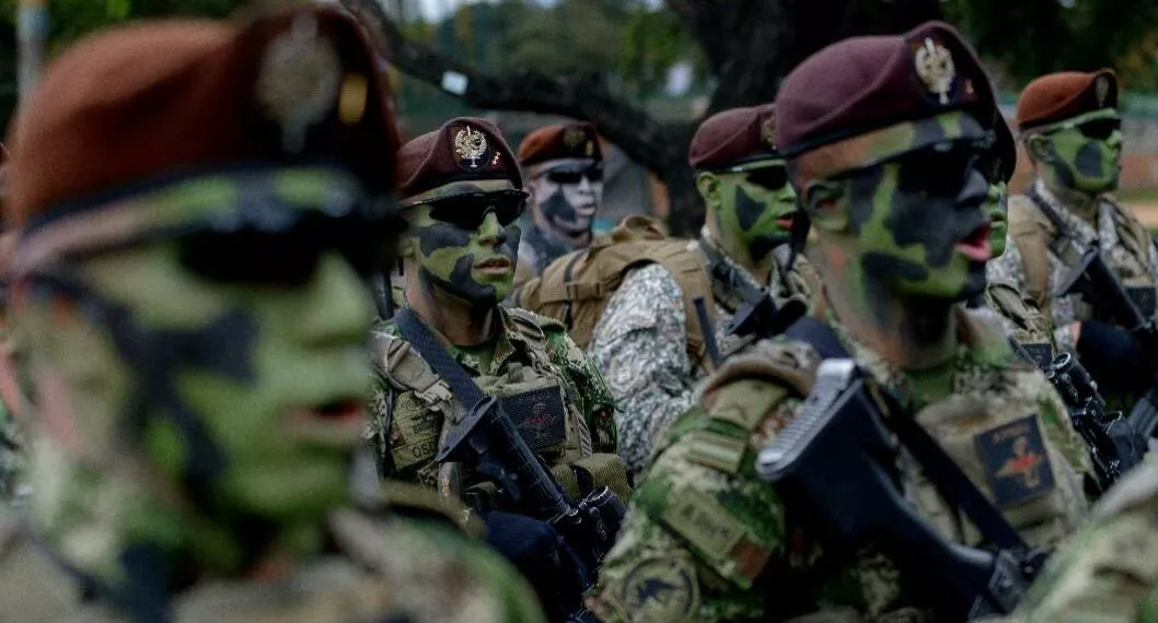 Foto de militares de Colombia, en nota de Desfile 20 de julio hoy: lancero de Ejército sorprendió con gesto hacia una niña.