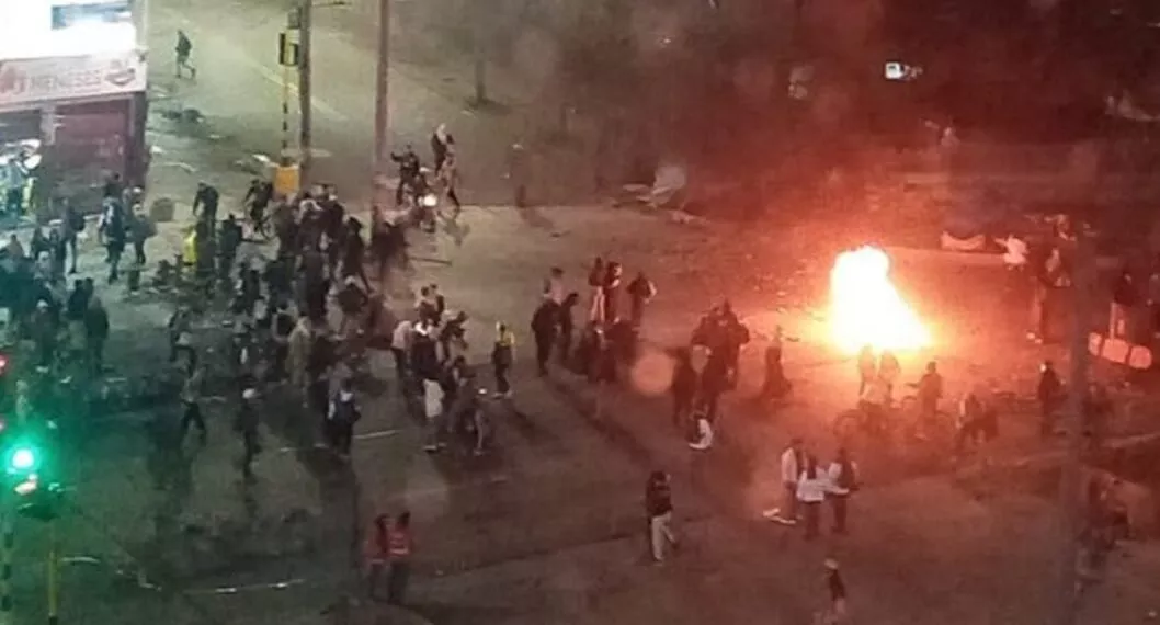 Bloqueos y disturbios en cercanías del Portal Américas la noche de este 20 de julio.