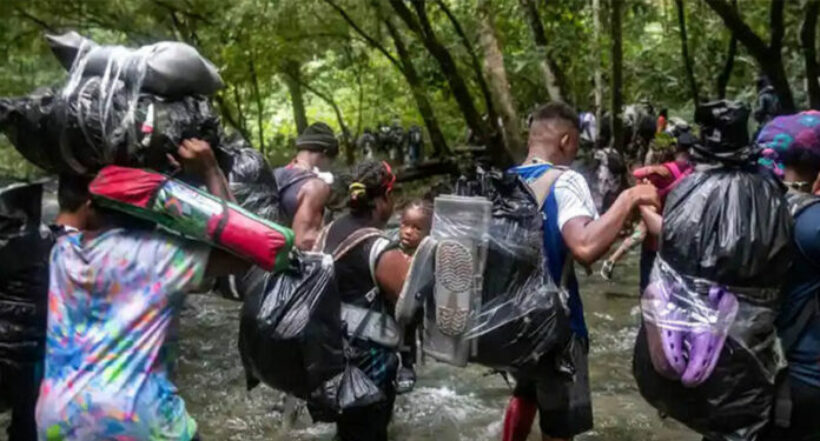 Imagen de personas migrantes a propósito que en Venezuela agencias de turismo estarían tumbando con visas falsas para EE. UU.