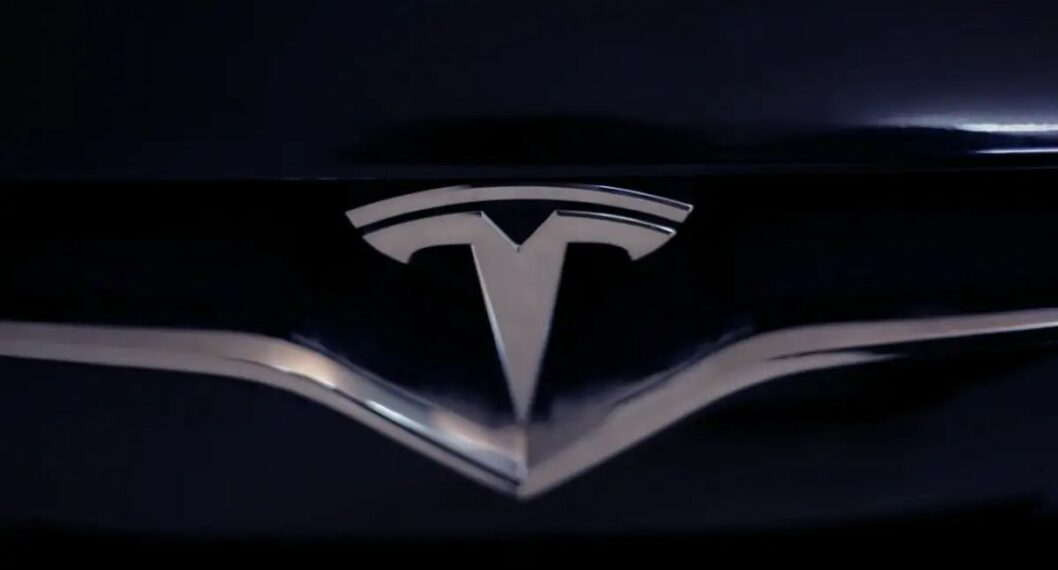 Imagen del logo de Tesla a propósito que vendió el 75 % de sus bitcoin por más de 900 millones de dólares