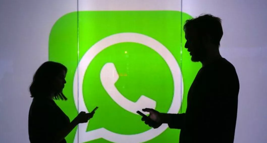 Imagen de dos personas con WhatsApp, a propósito que criminales estarían robando cuentas con mensaje para estafar contactos