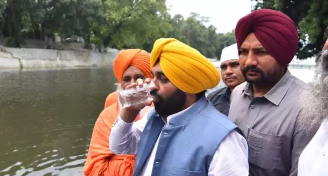 Por demostrar su pureza, funcionario indio bebió agua de rio sagrado y terminó en hospital