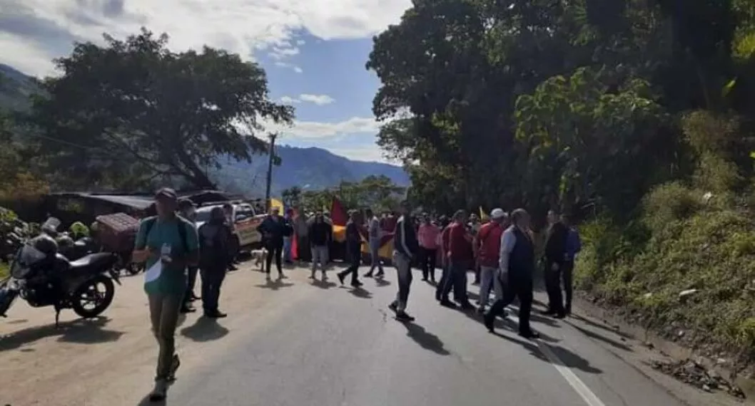 Imagen de los ciudadanos que pasan por la carretera de Ibagué-Cajamarca, ya que Invías no cerró la vía y habitantes la bloquearon
