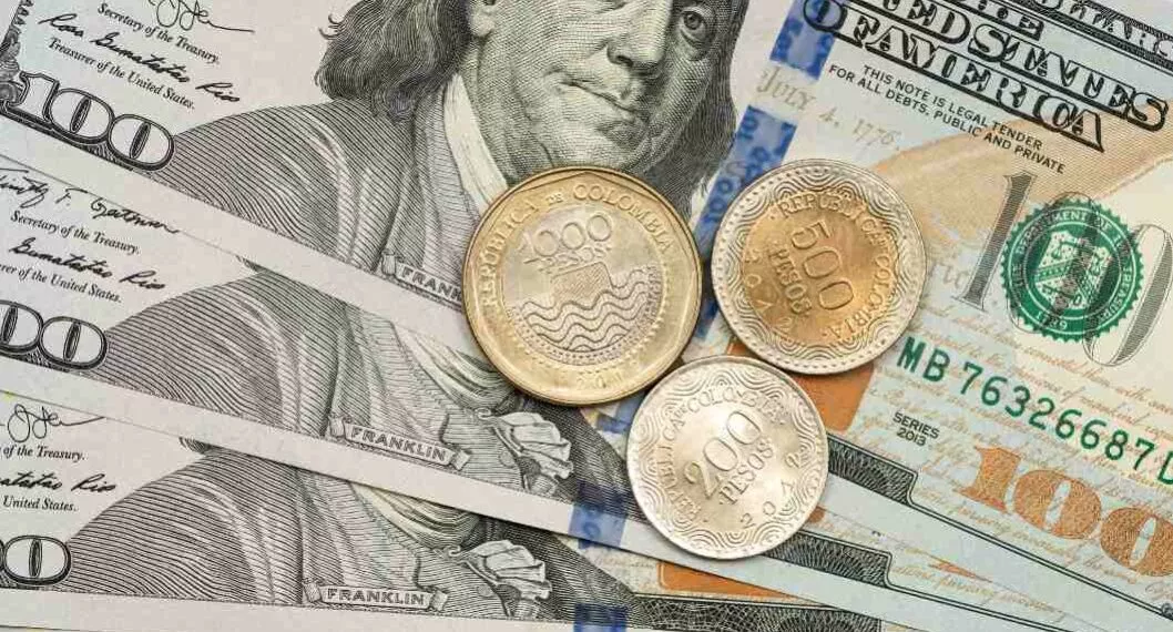 Foto ilustrativa de dólar y pesos colombianos, en nota de Dólar hoy en Colombia: precio 22 julio; cómo cerró tras subida arriba de 4.400.