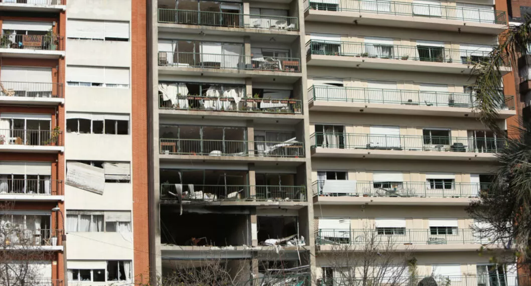 Foto del edificio afectado por una explosión en Montevideo, Uruguay.