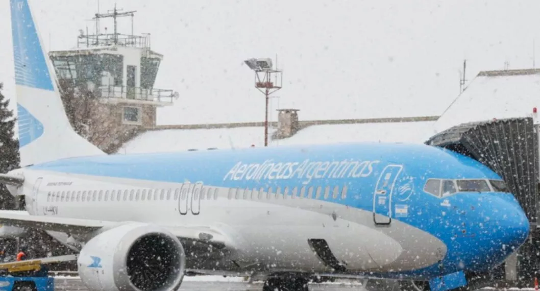 Avión en Argentina aterrizó de emergencia por alarma de bomba; viajeros sacaron camándula