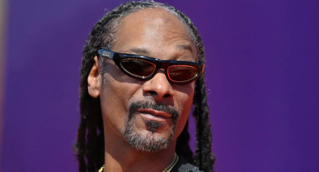 Foto de Snoop Dogg en nota de la denuncia que recibió por presunto abuso sexual.