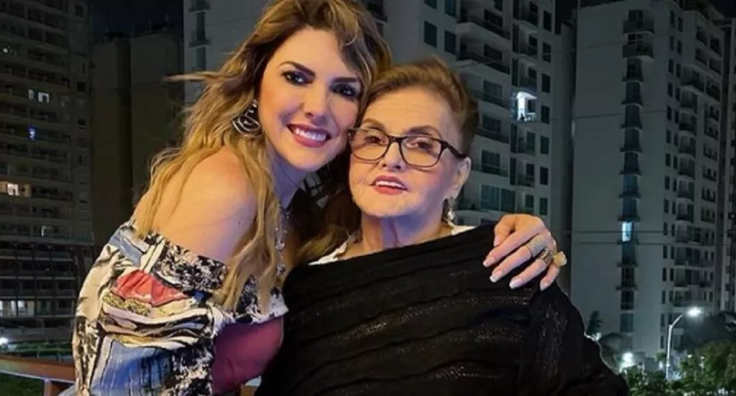 La presentadora Ana Karina Soto contó que maquilló, peinó y perfumó a su madre,  Juan de Dios Arevalo, poco después de su fallecimiento.