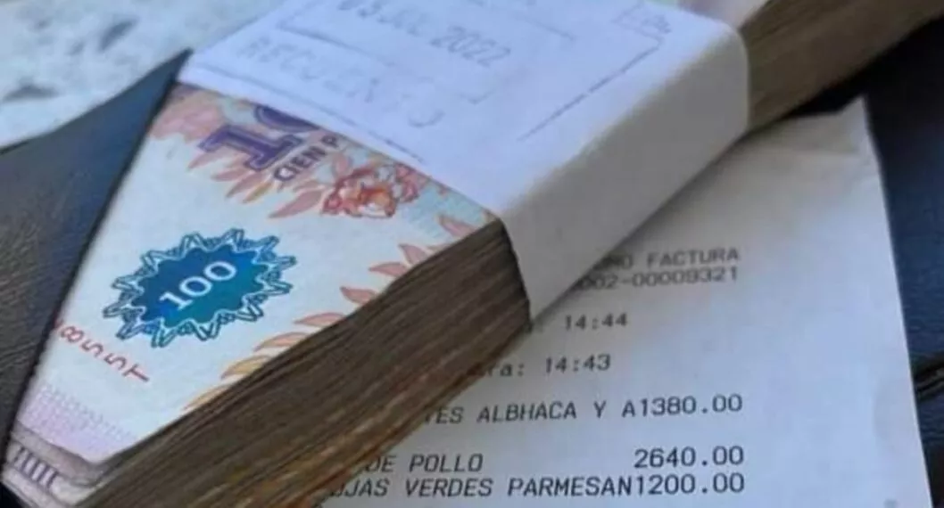 Una mujer pagó con un grueso fajo una cuenta en un restaurante en Argentina y dejó en evidencia la grave devaluación del peso de ese país.