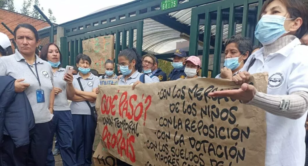 Imagen de la protesta contra el ICBF  por falta de pagos a madres comunitarias y alimentos dañados
