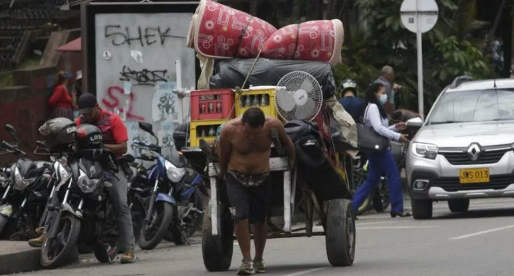 Imagen de un reciclador en Ibagué, a propósito que solo el 70.2 % pueden comer tres veces al día por la inflación