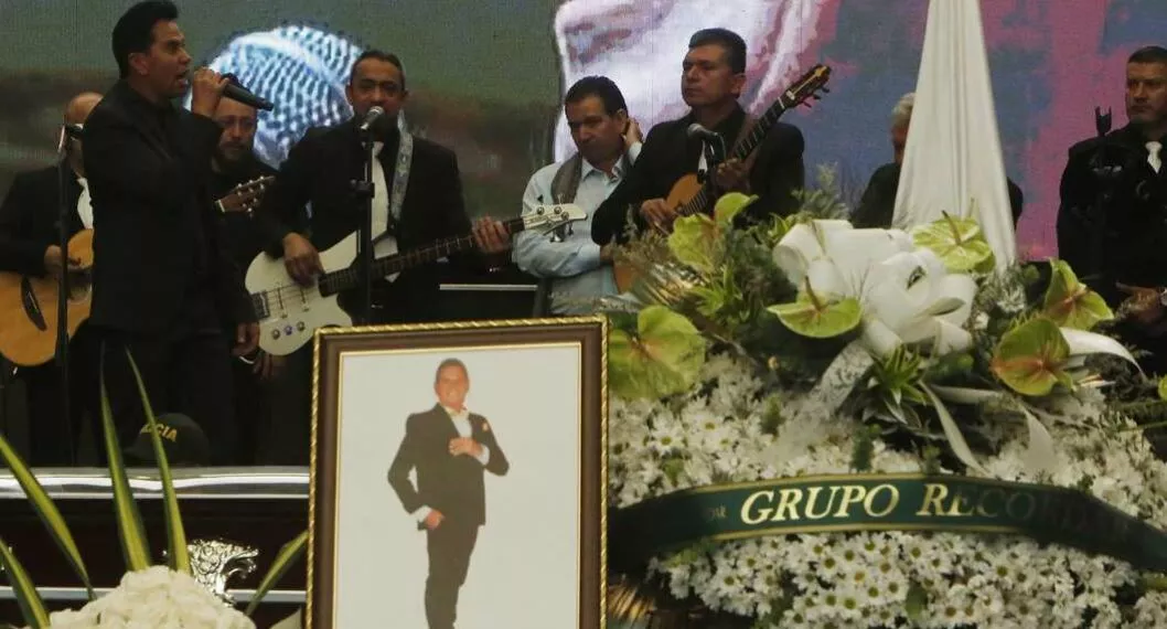 Foto funeral de Darío Gómez, en nota de Funeral de Darío Gómez: ídolos cantaron Nadie es eterno en conmovedora despedida