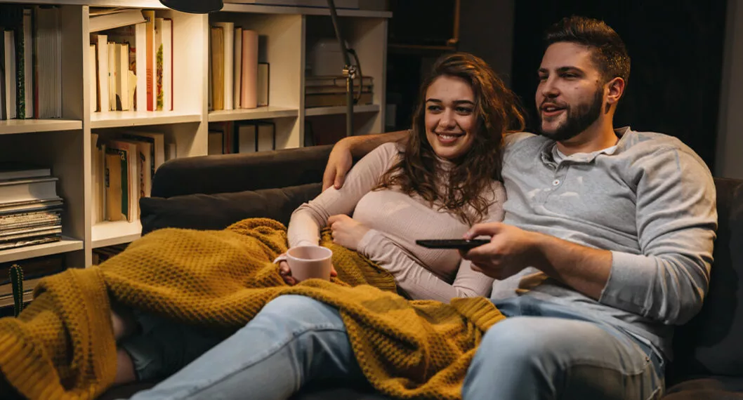 Imagen de una pareja viendo TV a propósito de HBO Max y los estrenos que llegarán en agosto de 2022