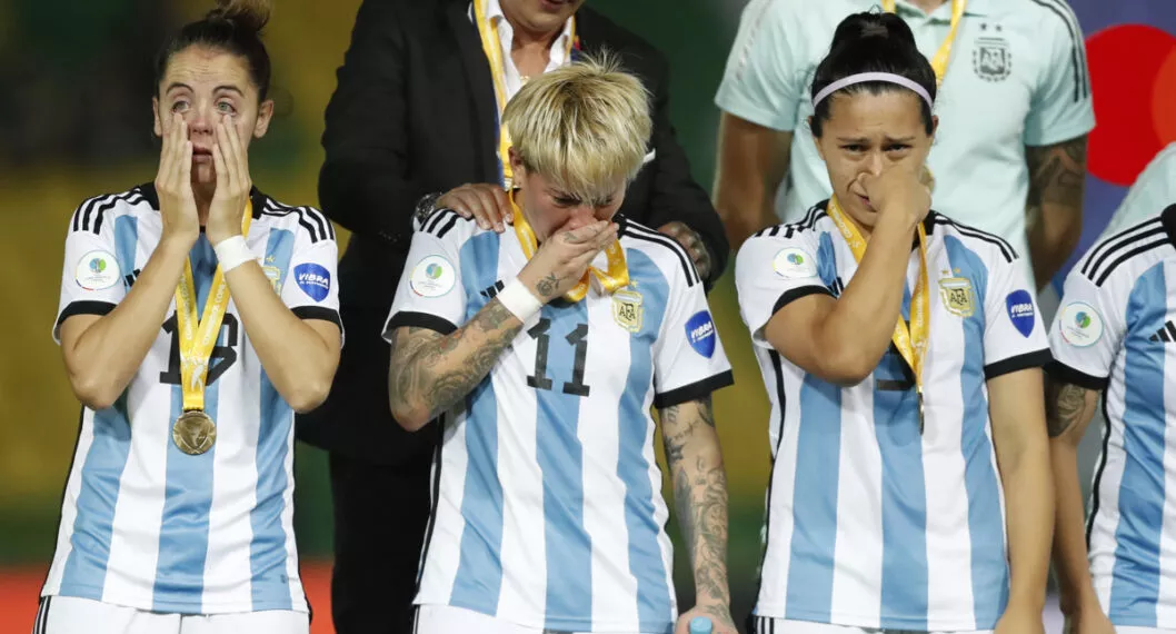Jugadoras de Argentina lloran al recibir su medalla de tercer lugar en la Copa América femenina.