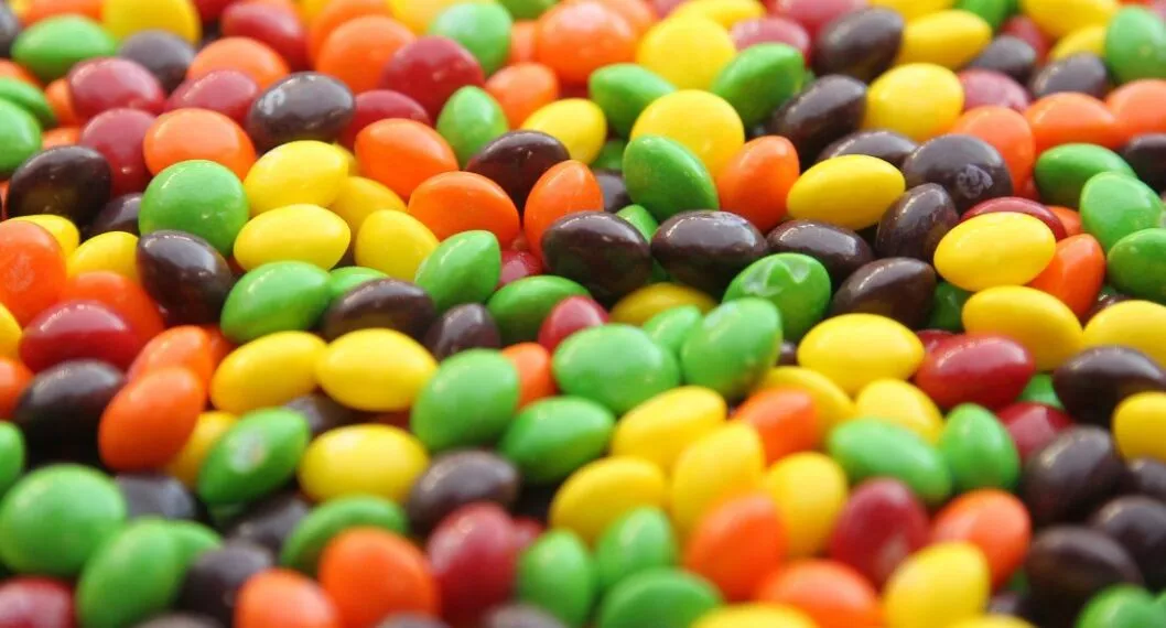 Dulce Skittles no serían seguros para el consumo humano por contener dióxido de titanio, según una demanda interpuesta contra la marca Mars Inc.