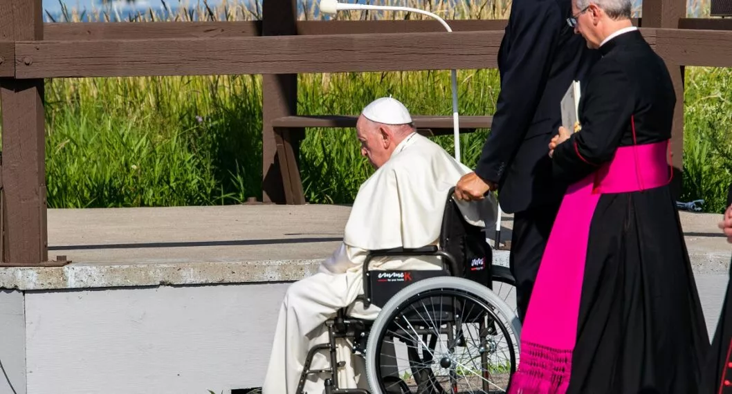 El papa Francisco dejó la puerta abierta a su posible renuncia y aseguró que "no sería algo extraño" o "una catástrofe" si toma esa decisión. 
