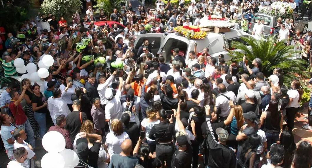 Foto de seguidores en caravana fúnebre de Darío Gómez, en nota de entierro de Darío Gómez: disturbios en afueras, hubo gases lacrimógenos (video).