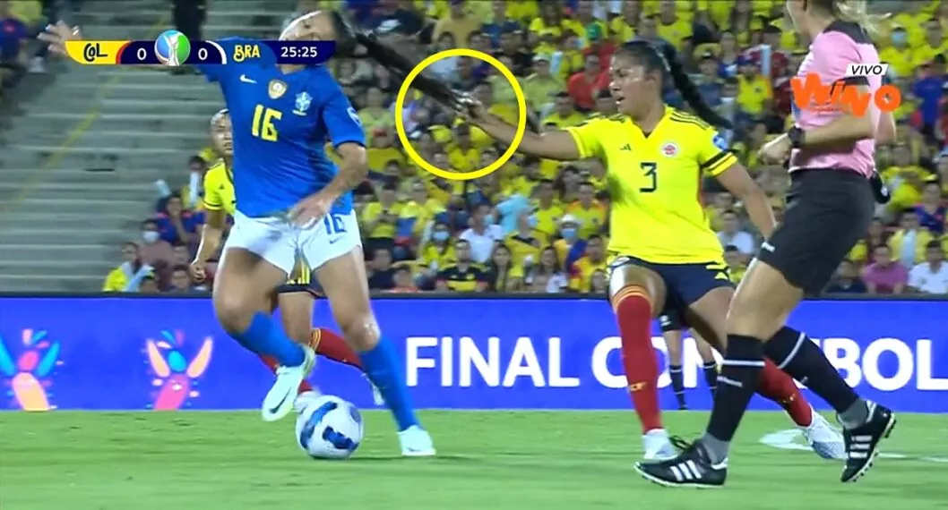 Jugadora de Selección Colombia mechonea a brasileña en final de Copa América Femenina.