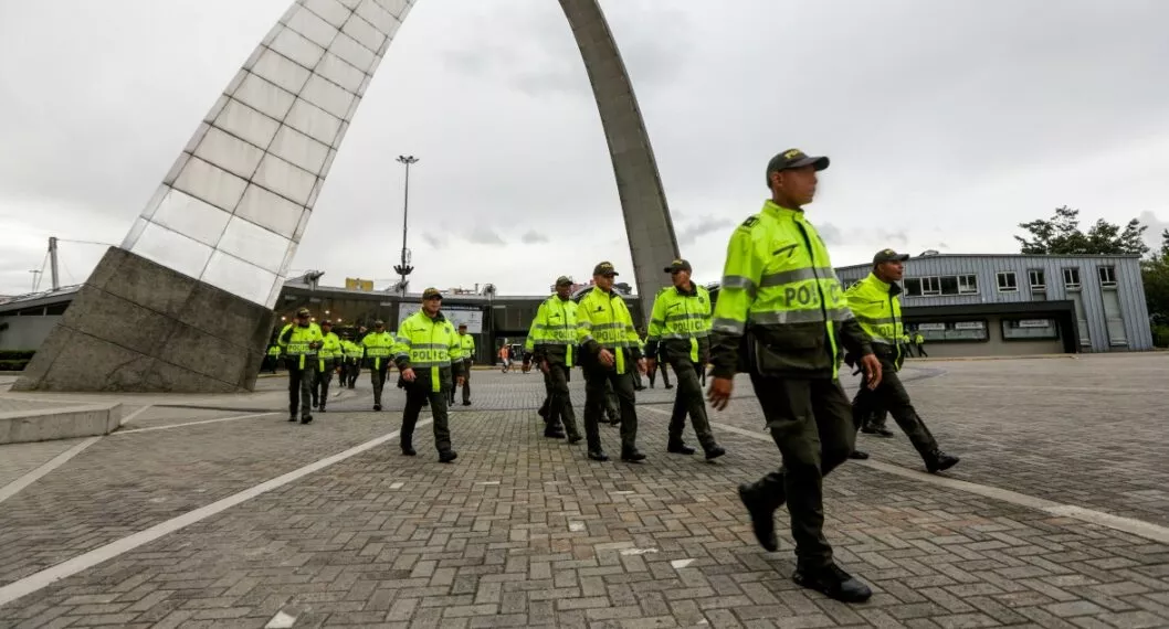 Policías en Bogotá, a propósito de que minsitro de Defensa, Iván Velásquez, confirmó cuál es el futuro de la Policía Nacional en el gobierno de Gustavo Petro.