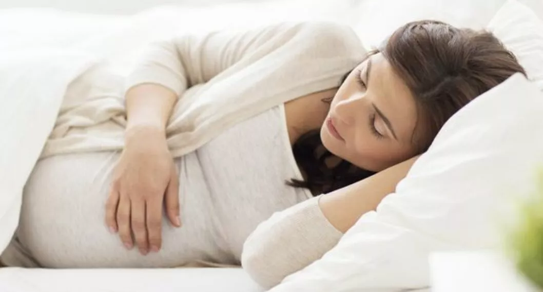 ¿Por qué se recomienda a las embarazadas dormir sobre el lado izquierdo?
