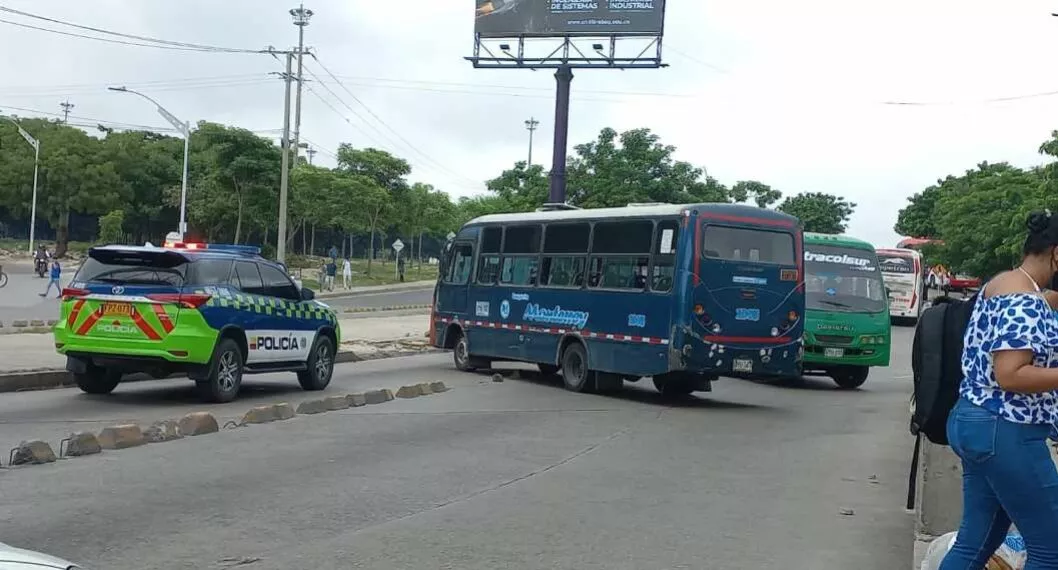 Foto de bloqueo en Barranquilla, en nota de Barranquilla: protesta por asesinato a conductores de buses; qué medidas tomaron.