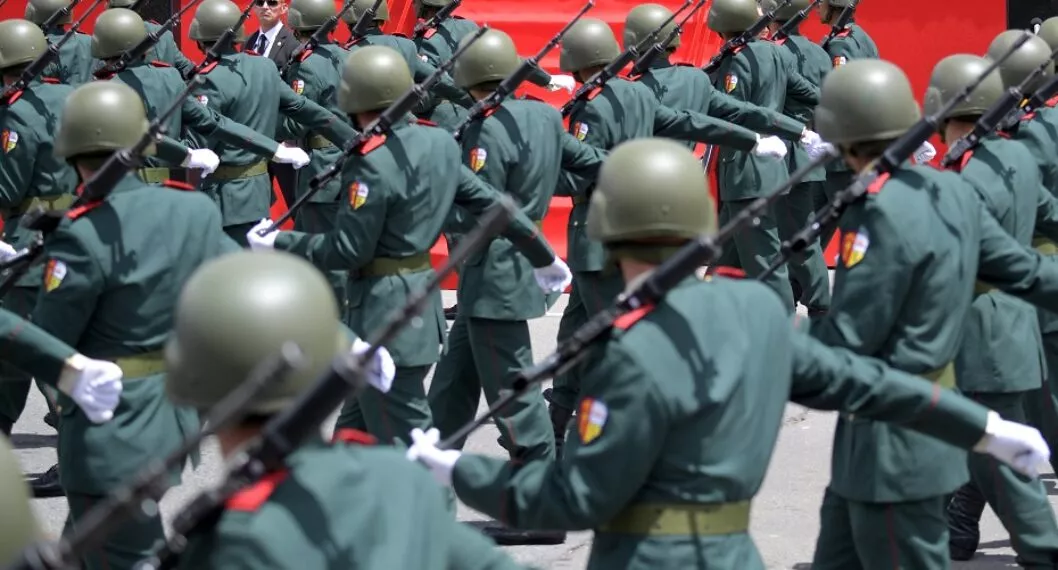 Imagen de jóvenes en desfile militar ilustra artículo Comenzó tercer reclutamiento de jóvenes para el Ejército