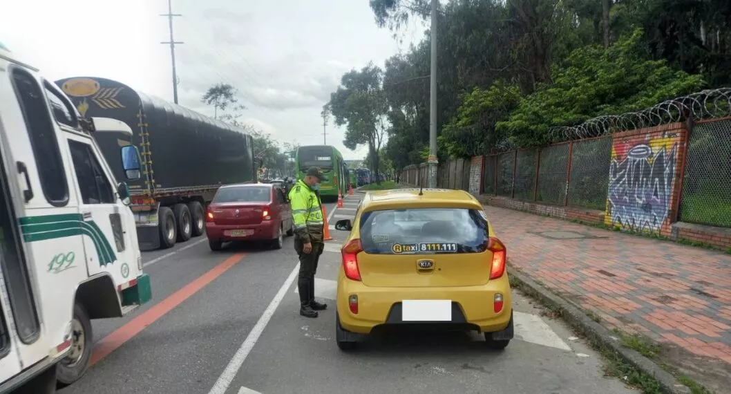 Imagen de un taxi a propósito del Pico y placa en Bogotá miércoles 3 de agosto: carros que no pueden circular