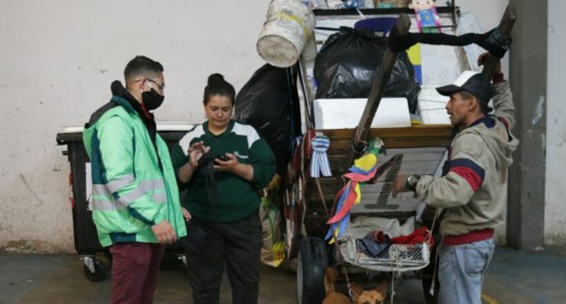 Bogotá carnetiza a los carreteros, que transportan reciclaje