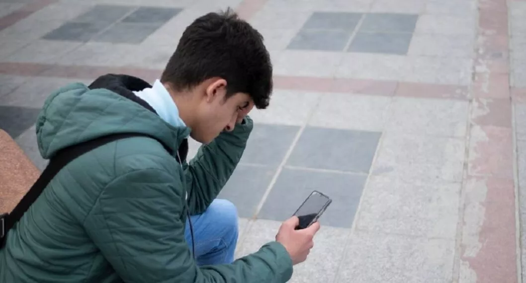 An Iranian young man uses his smartphone to check his social media while sitting on a corner of the Mellat (Nation) Park in northern Tehran on February 23, 2022. Several members of parliament stressed in a public meeting on February 23 that the plan to organize cyberspace services is not for blocking the virtual space, while according to ISNA, members of the commission for the protection of users' rights in cyberspace in today's meeting of the commission with 18 votes approved the bill.  (Photo by Morteza Nikoubazl/NurPhoto via Getty Images)