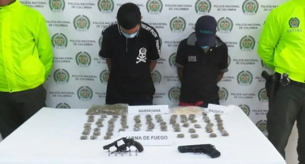 José Daniel Arrollo y Nofal Esneider Rojas fueron capturados con un arma de fuego y varios gramos de estupefacientes. 