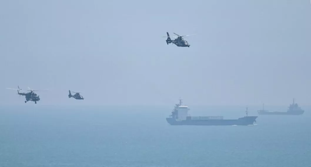 Los ejercicios militares de China se alcanzan a ver desde la costa de Taiwán.