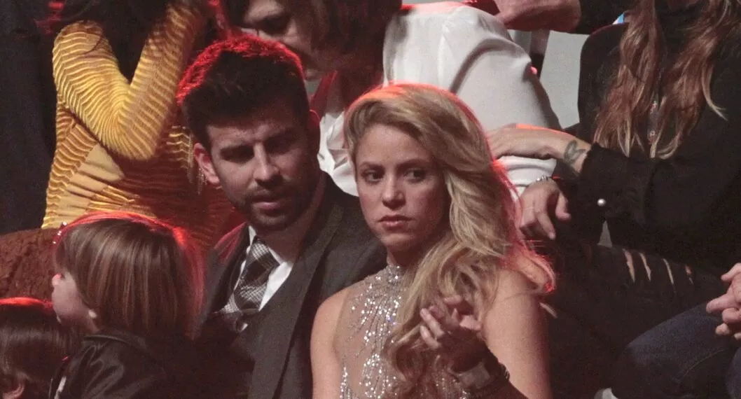 Gerard Piqué y Shakira ilustran nota sobre abrazo no correspondido que le dio ella a él y es viral