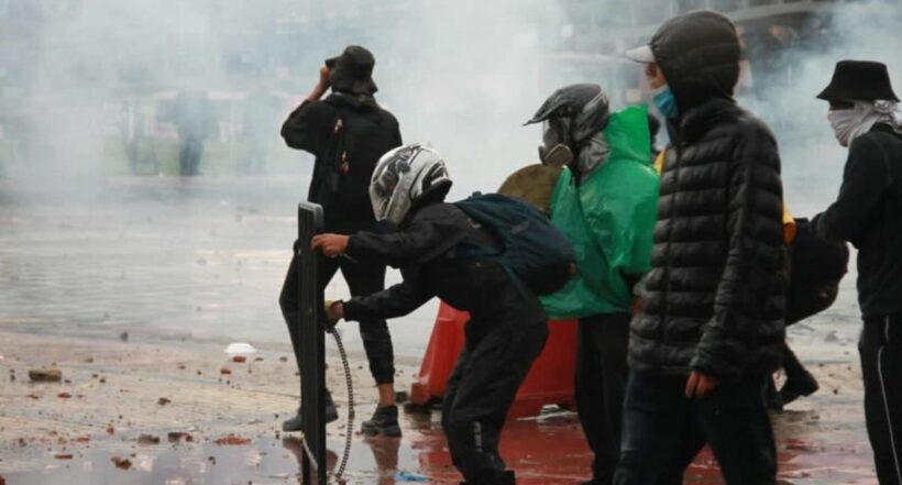 Este jueves registraron enfrentamientos entre encapuchados y agentes del Esmad frente a la Universidad Distrital en Bogotá.