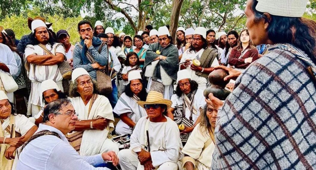 Gustavo Petro asistió a un acto simbólico de posesión con los indígenas arhuacos en la Sierra Nevada de Santa Marta.