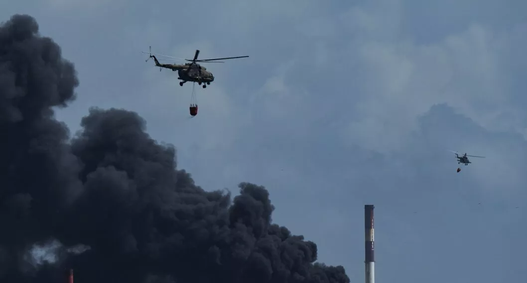 Con helicópteros, los bomberos tratan de apagar las llamas en Matanzas, Cuba.