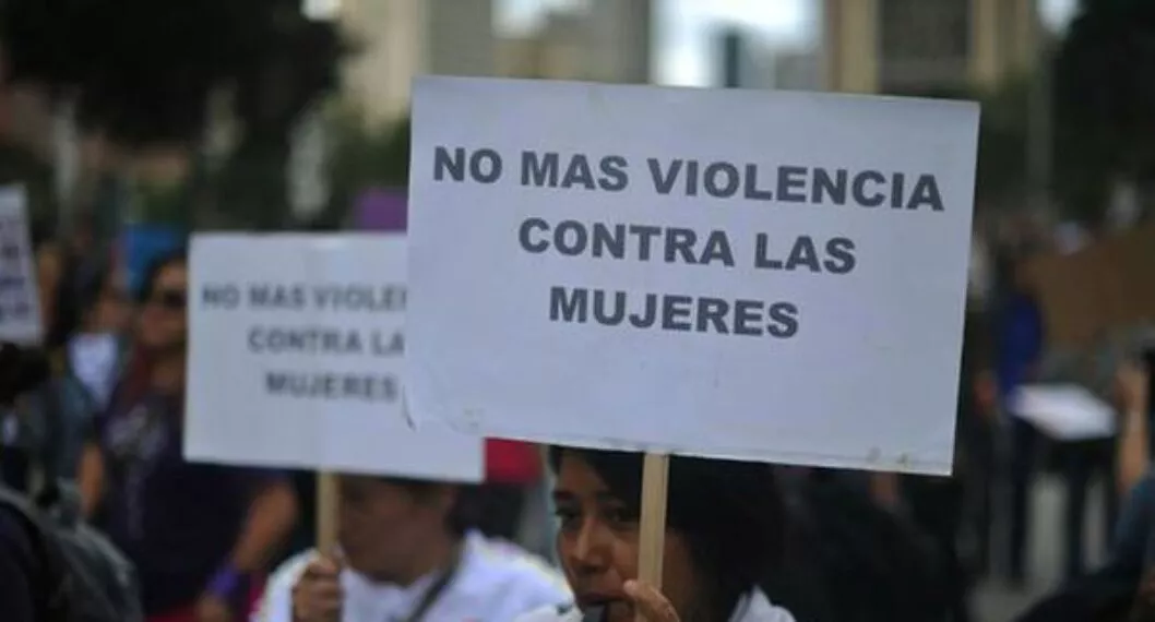 Imagen de una protesta contra el abuso a mujeres a propósito que en Trasnmilenio mujer dice que sufrió agresión de un hombre en una estación