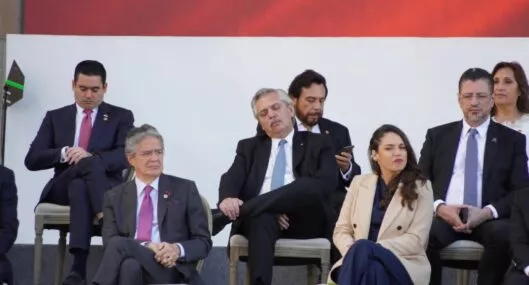 Alberto Fernández, presidente de Argentina, parecía dormido durante el discurso de Gustavo Petro.