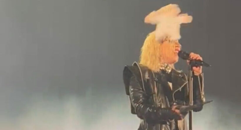 Imagen del momento en el que Lady Gaga recibe golpe en la cara con un peluche.