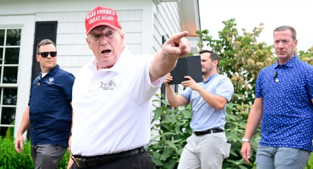 Donald Trump, jugando golf en su club de la Florida.
