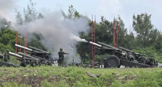 Soldados de Taiwán disparan un obús de 155 mm durante un simulacro de fuego real contra el aterrizaje en el condado de Pingtung, al sur de Taiwán, el 9 de agosto de 2022.