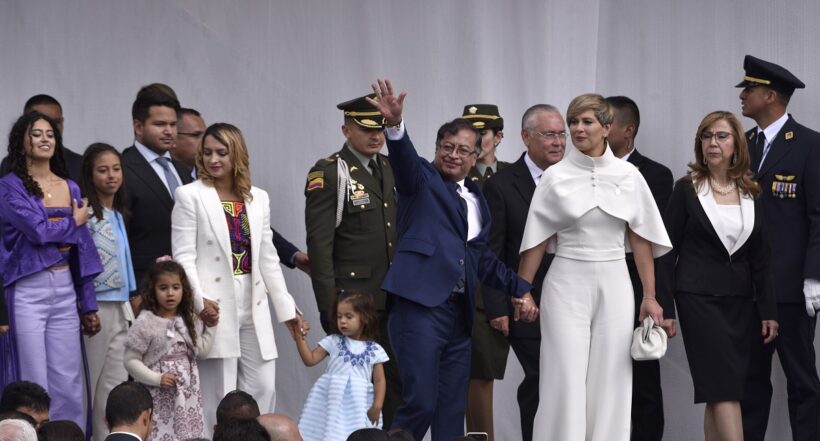 Gustavo Petro y su familia en la posesión presidencial ilustra nota de que su hijo trabajó en McDonald's