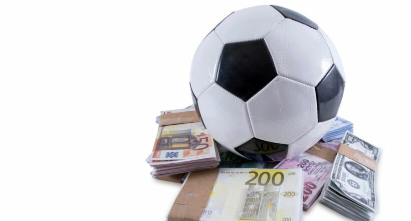 Imagen de un balón con dinero a propósito que estudio dijo que habrá récord de partidos arreglado en 2022